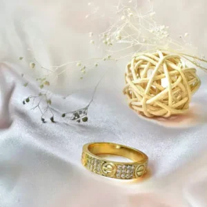 Anel cinto com zircônias banhado a ouro 18k