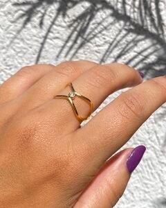 Anel onda com pedra de zircônia banhado a ouro18k (18)